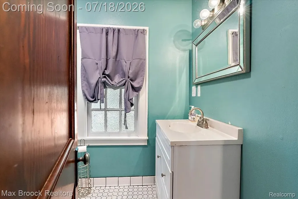 294 Lincoln Road Grosse Pointe City MI 48230