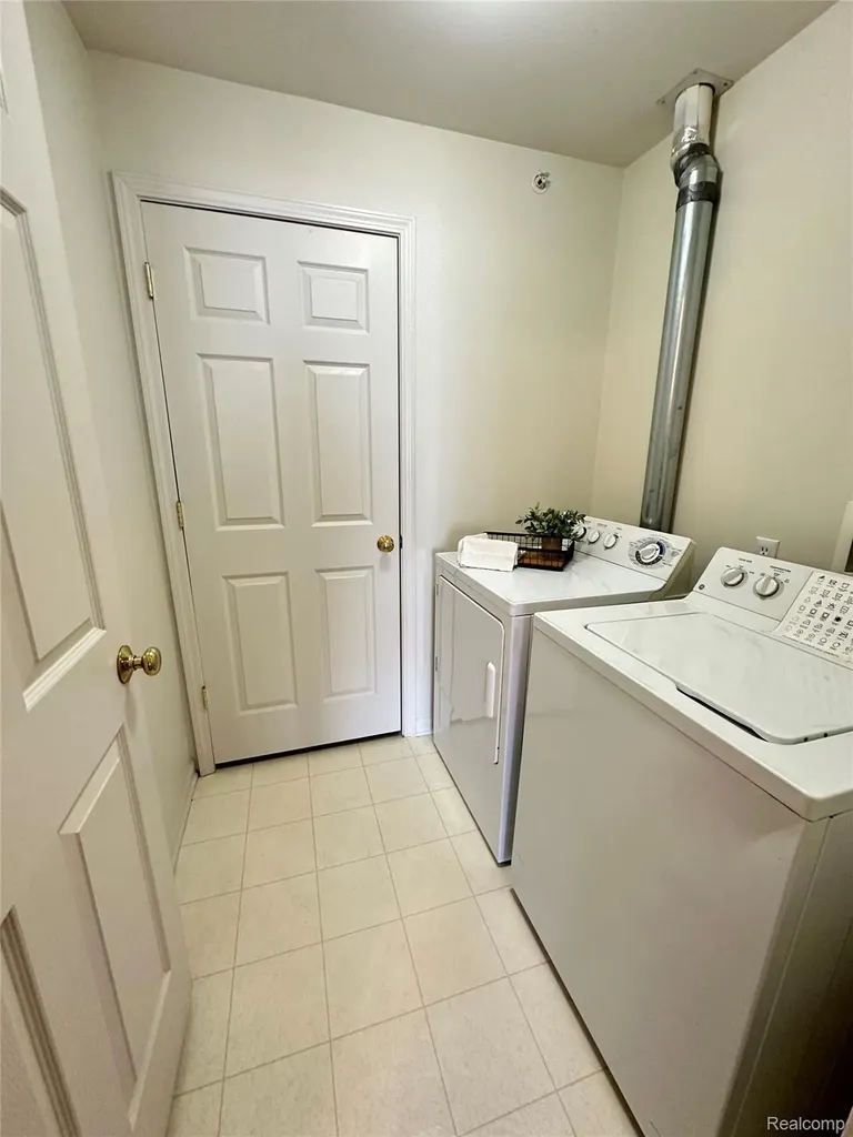 5210 Addington Drive Commerce Charter Township MI 48390