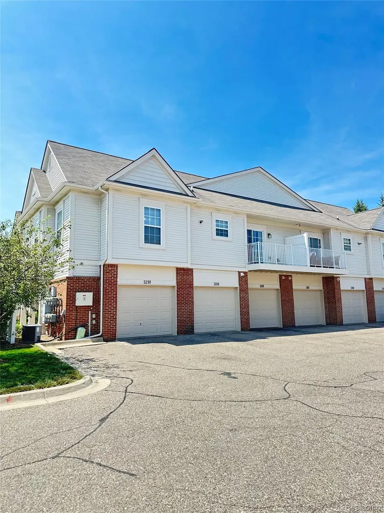 5210 Addington Drive Commerce Charter Township MI 48390