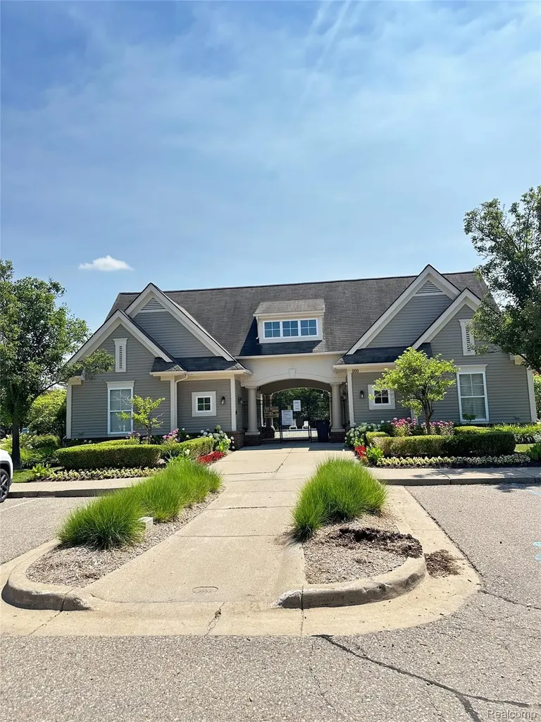 5210 Addington Drive Commerce Charter Township MI 48390
