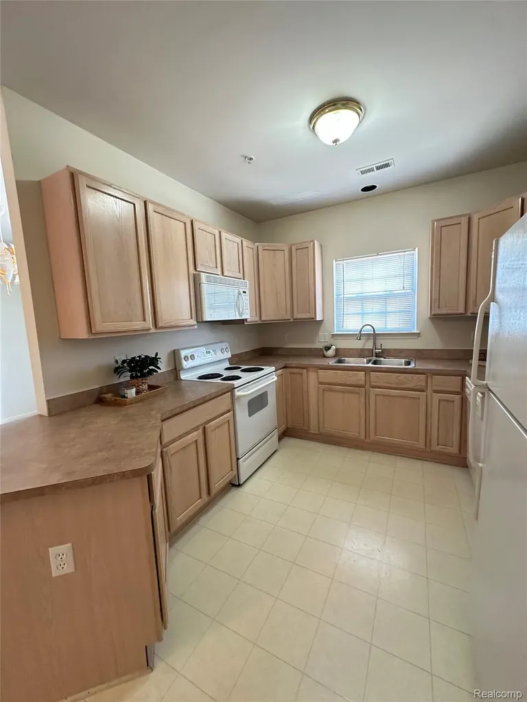 5210 Addington Drive Commerce Charter Township MI 48390