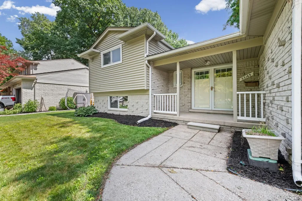33165 Maplenut Street Farmington City MI 48336