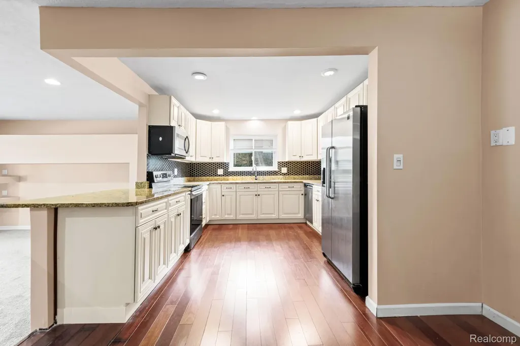33165 Maplenut Street Farmington City MI 48336