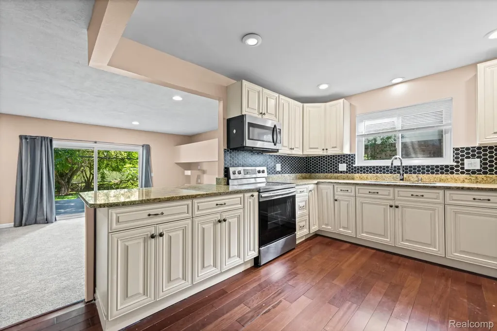 33165 Maplenut Street Farmington City MI 48336