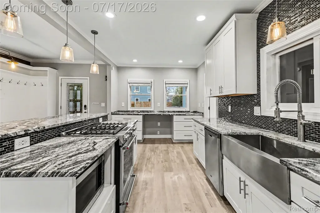 1430 Rossdale Drive Waterford Charter Township MI 48328