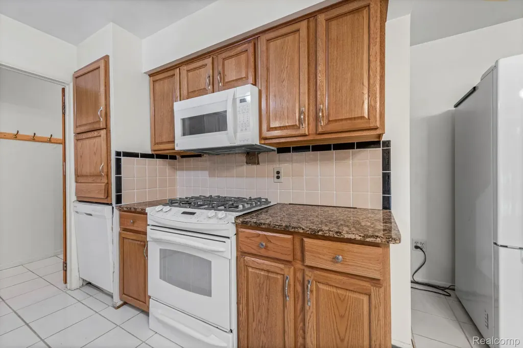 19079 Dorset Street Southfield City MI 48075