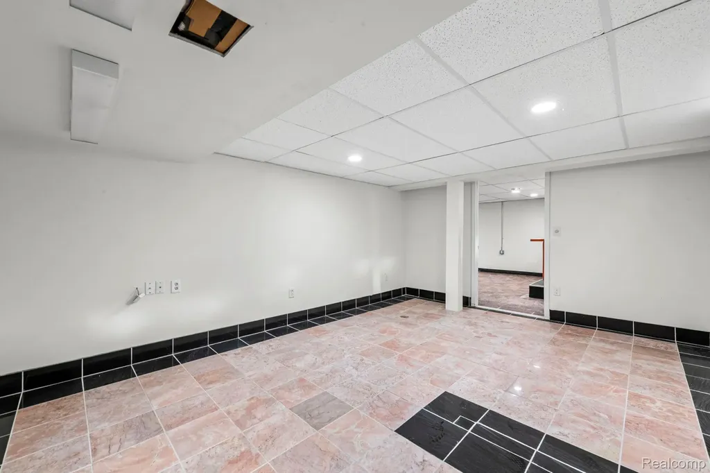 19079 Dorset Street Southfield City MI 48075