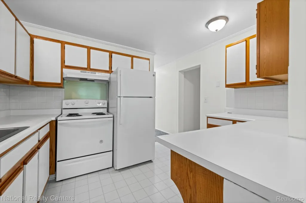 29546 Hoover Road Warren City MI 48093