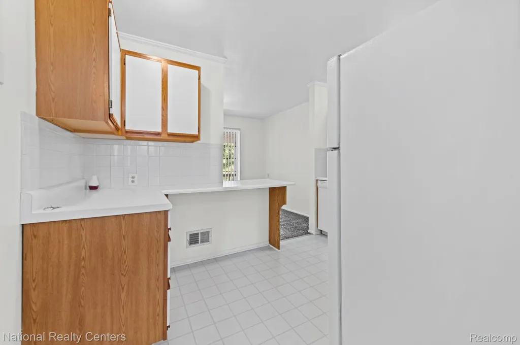 29546 Hoover Road Warren City MI 48093
