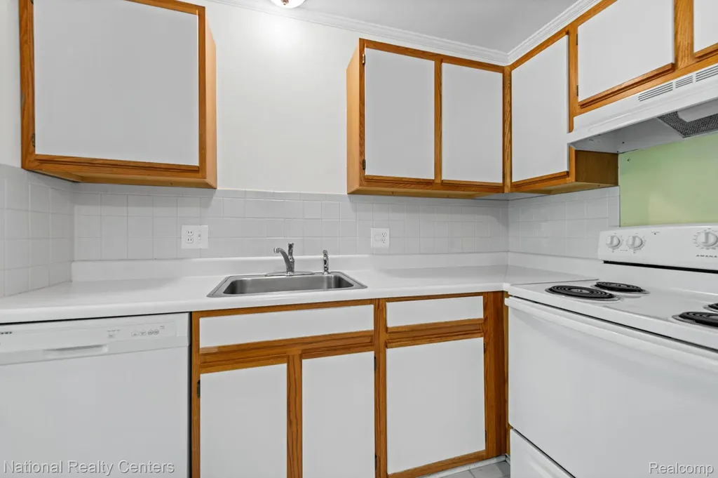 29546 Hoover Road Warren City MI 48093