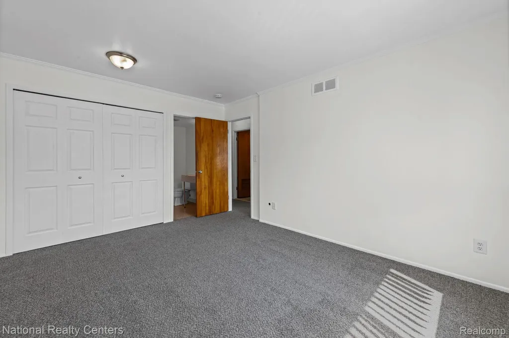 29546 Hoover Road Warren City MI 48093