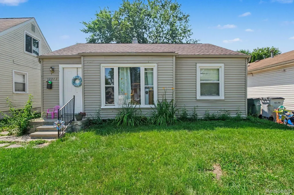 23383 Cayuga Avenue Hazel Park City MI 48030