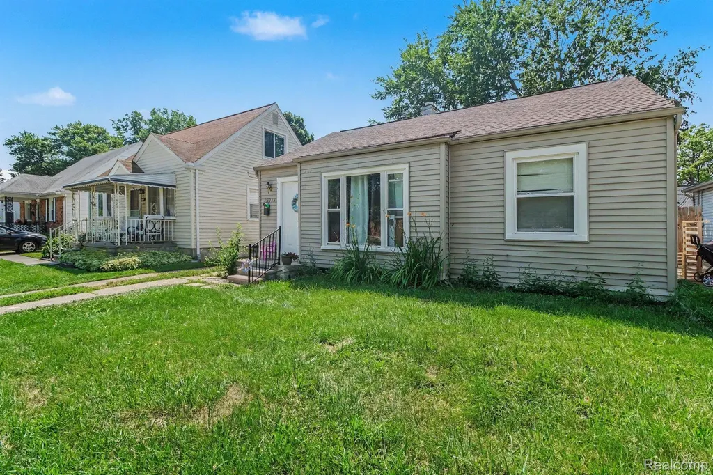 23383 Cayuga Avenue Hazel Park City MI 48030