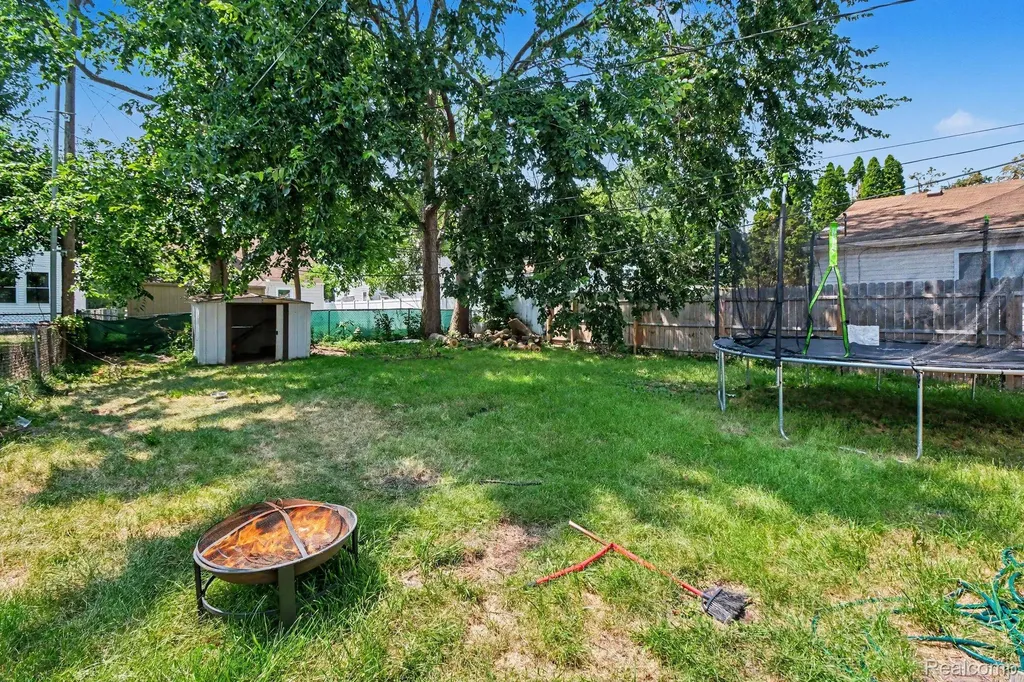 23383 Cayuga Avenue Hazel Park City MI 48030