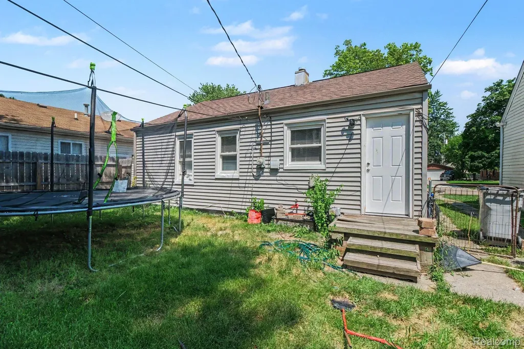 23383 Cayuga Avenue Hazel Park City MI 48030