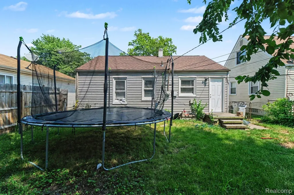 23383 Cayuga Avenue Hazel Park City MI 48030