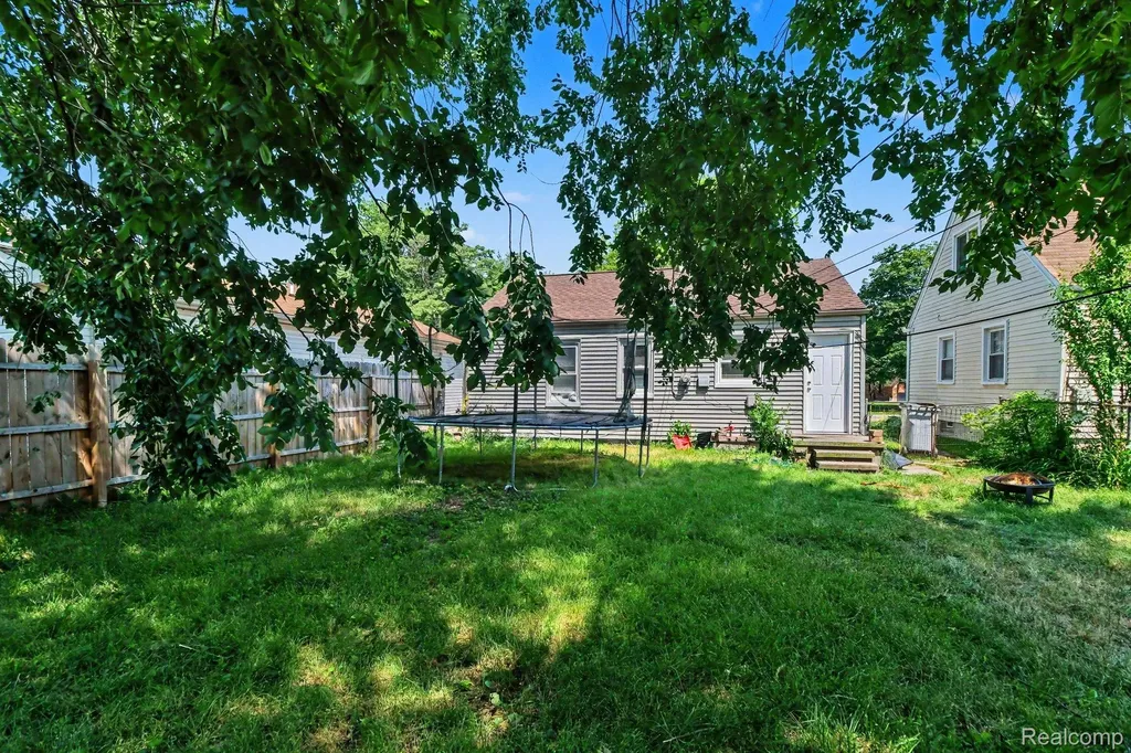 23383 Cayuga Avenue Hazel Park City MI 48030