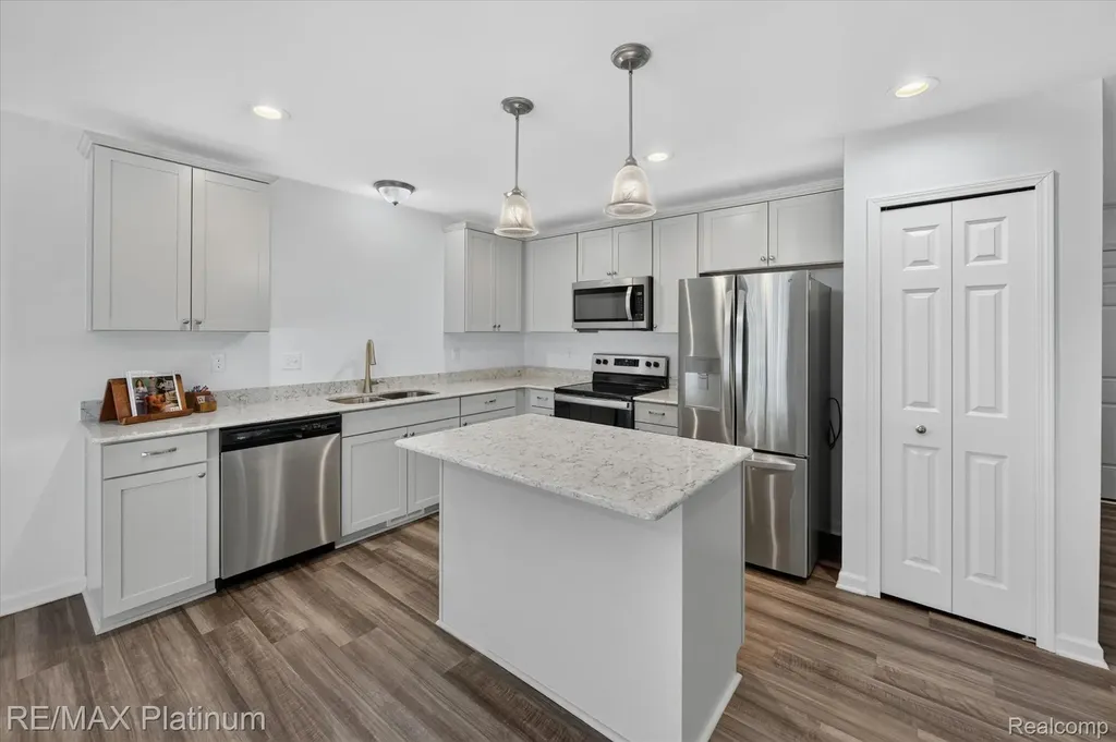 10324 Swan Lake Circle Ypsilanti City MI 48197