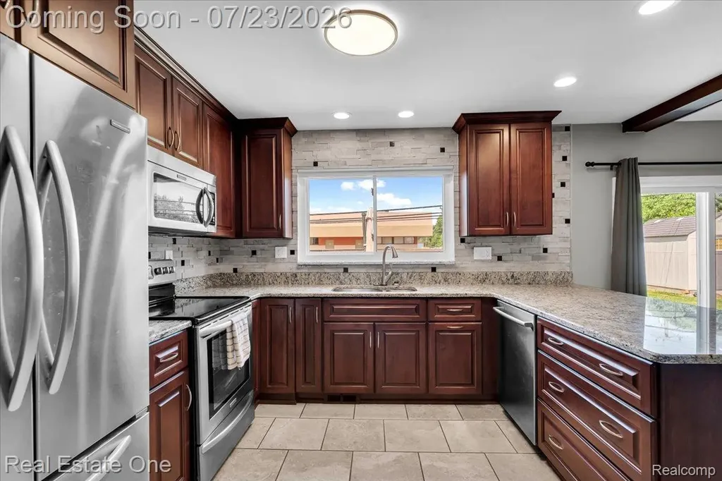 5063 Abington Drive Troy City MI 48085