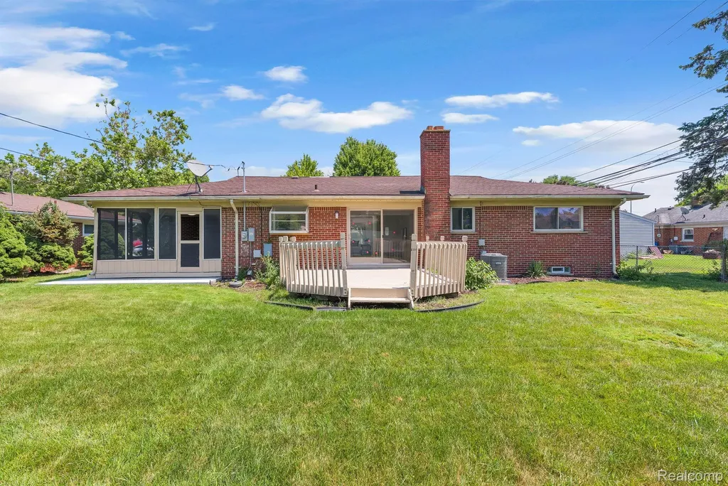 26327 Woodworth Circle Dearborn Heights City MI 48127