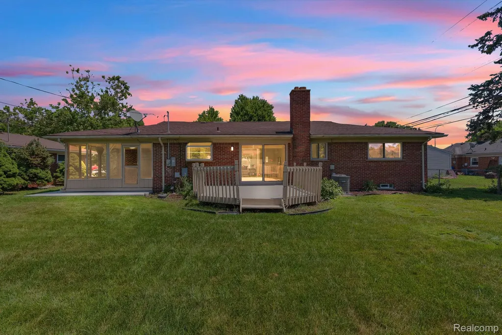 26327 Woodworth Circle Dearborn Heights City MI 48127
