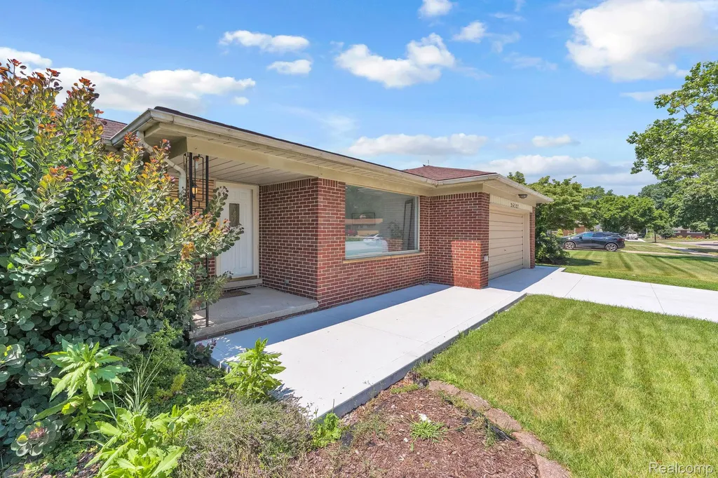 26327 Woodworth Circle Dearborn Heights City MI 48127