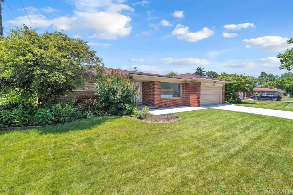 26327 Woodworth Circle Dearborn Heights City MI 48127