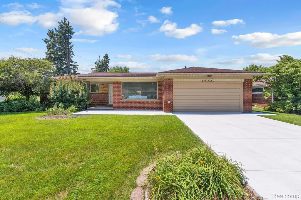 26327 Woodworth Circle Dearborn Heights City MI 48127