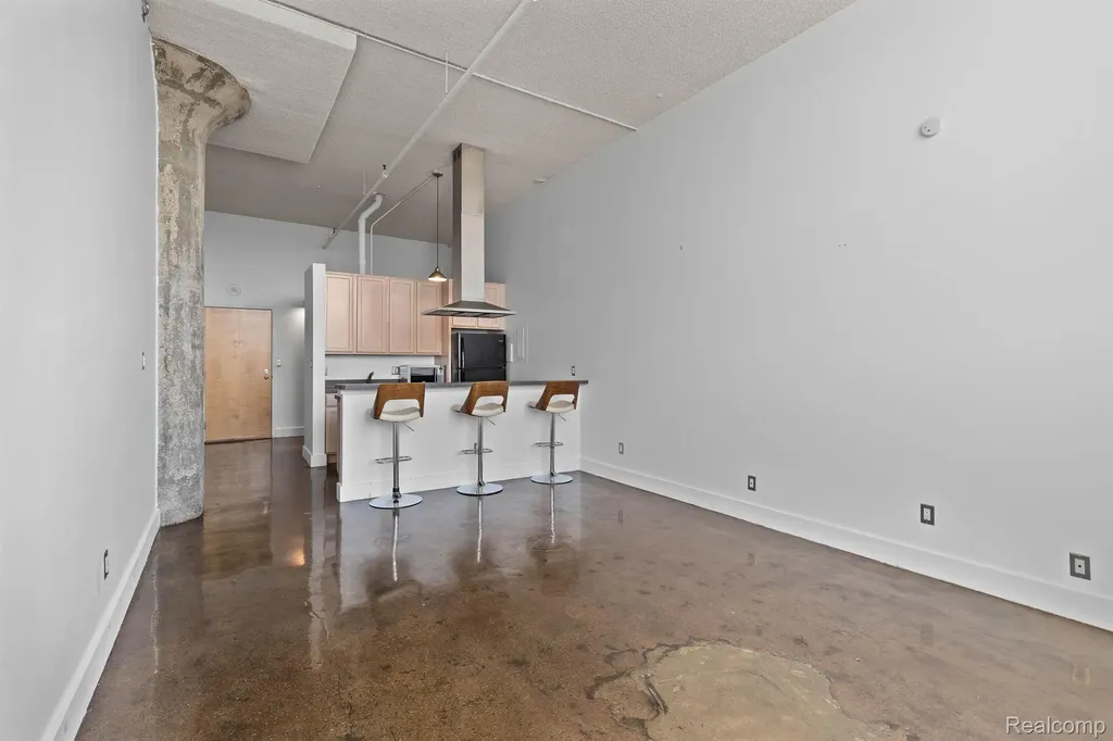 6533 E Jefferson Avenue Detroit City MI 48207