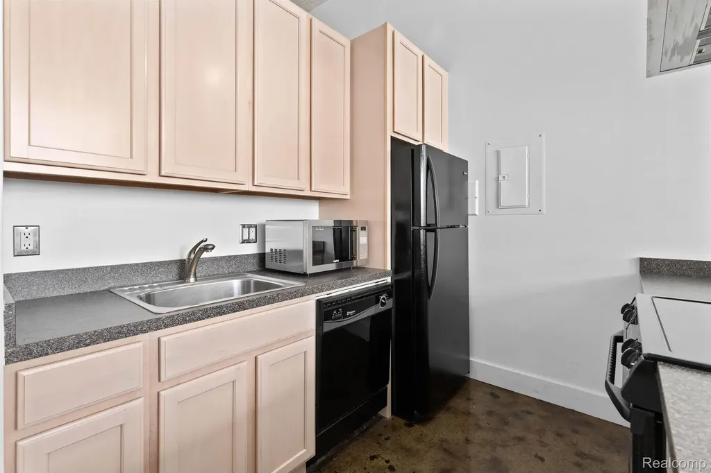 6533 E Jefferson Avenue Detroit City MI 48207