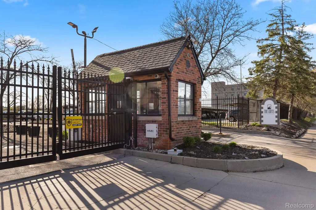 6533 E Jefferson Avenue Detroit City MI 48207