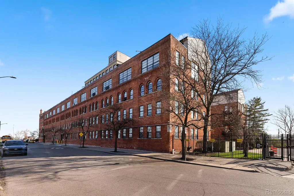6533 E Jefferson Avenue Detroit City MI 48207