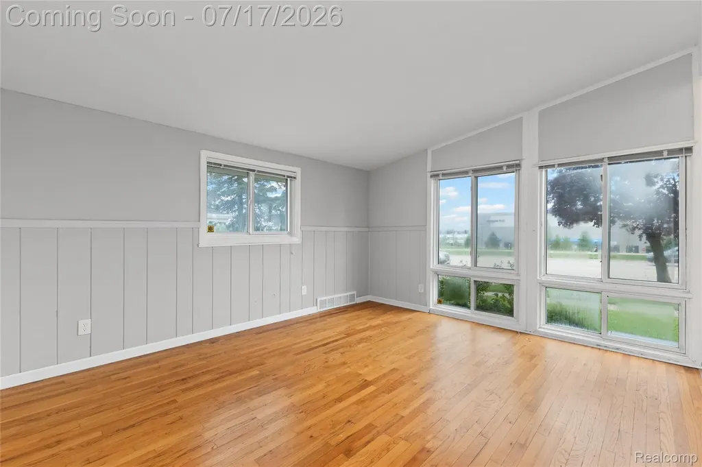 1271 Featherstone Road Pontiac City MI 48342