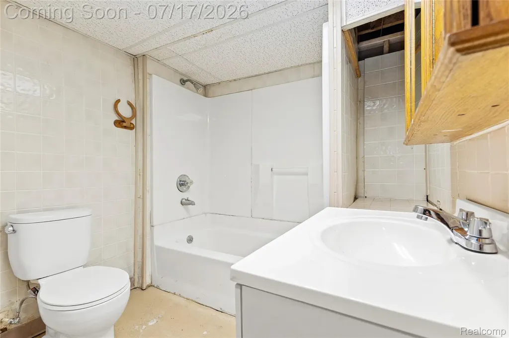 1271 Featherstone Road Pontiac City MI 48342