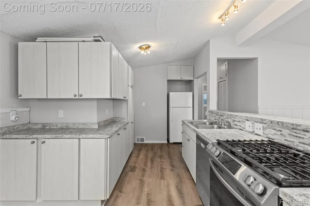1271 Featherstone Road Pontiac City MI 48342
