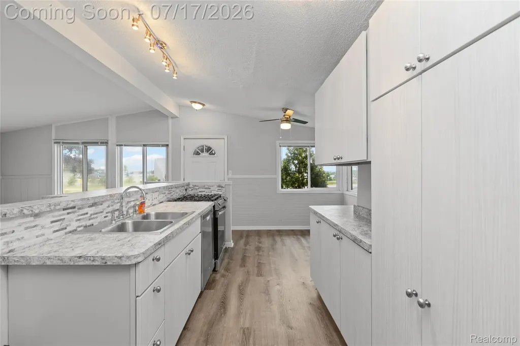 1271 Featherstone Road Pontiac City MI 48342