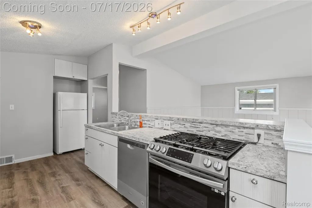 1271 Featherstone Road Pontiac City MI 48342