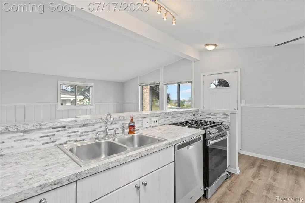 1271 Featherstone Road Pontiac City MI 48342