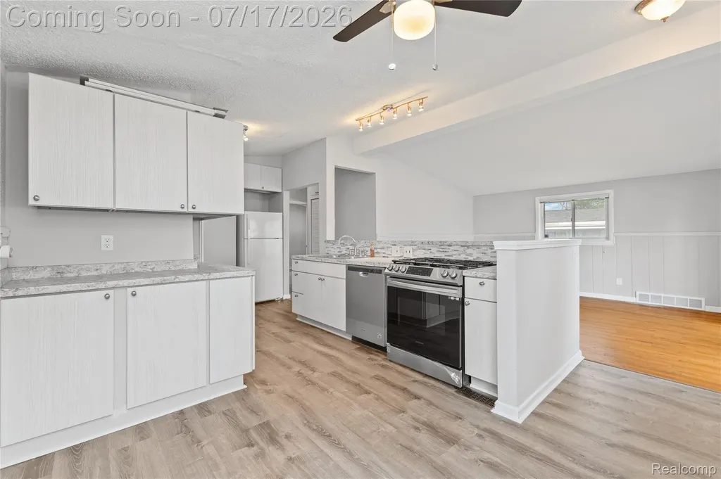 1271 Featherstone Road Pontiac City MI 48342