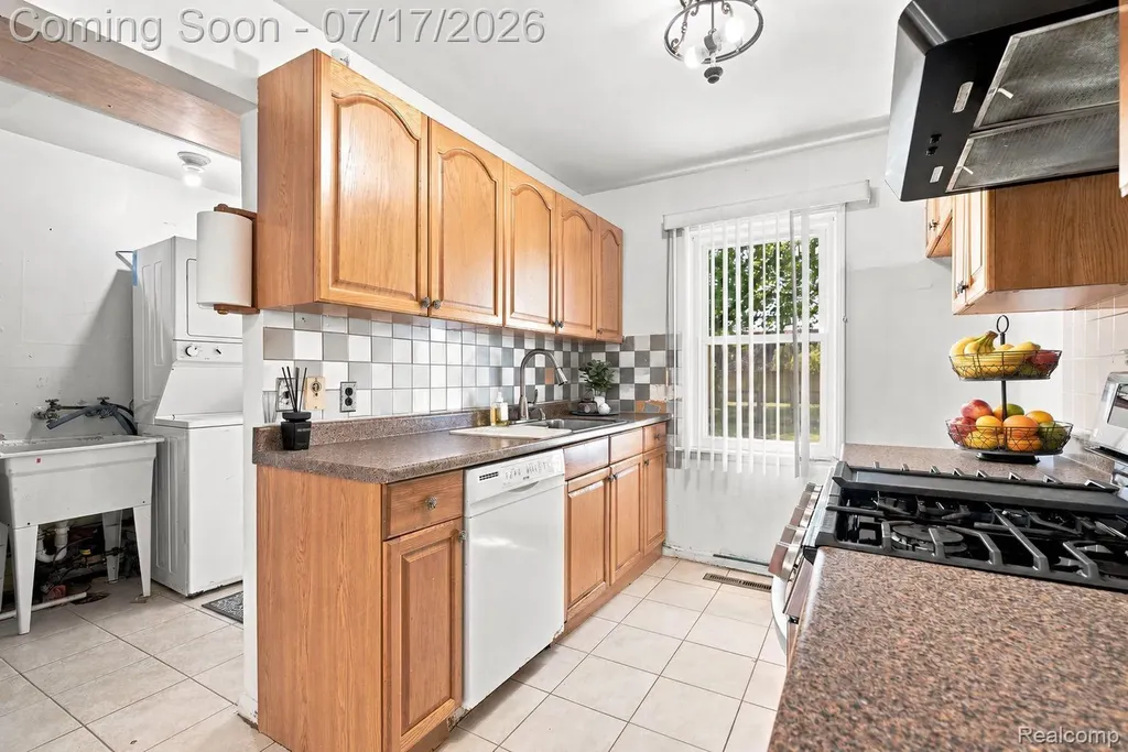 10401 Albany Street Oak Park City MI 48237