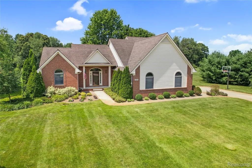 5501 Jeanne Marie Drive White Lake Charter Township MI 48383