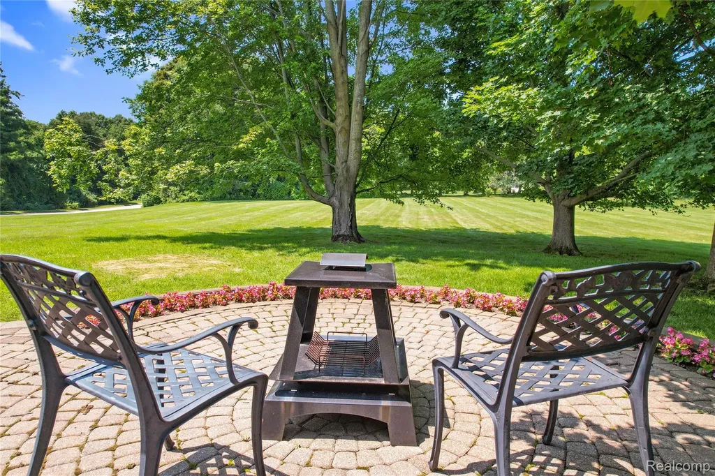 5501 Jeanne Marie Drive White Lake Charter Township MI 48383
