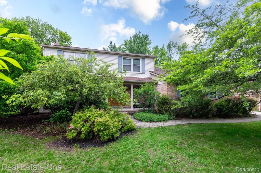 6011 Walker Drive Troy City MI 48085