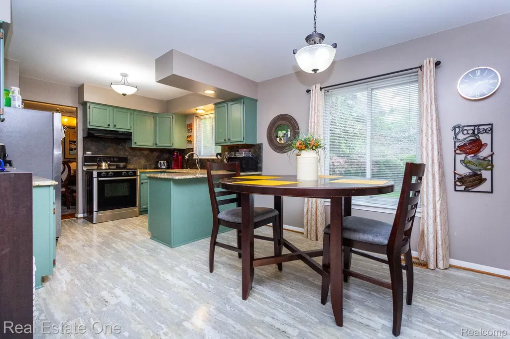 6011 Walker Drive Troy City MI 48085