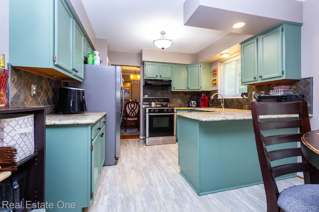 6011 Walker Drive Troy City MI 48085
