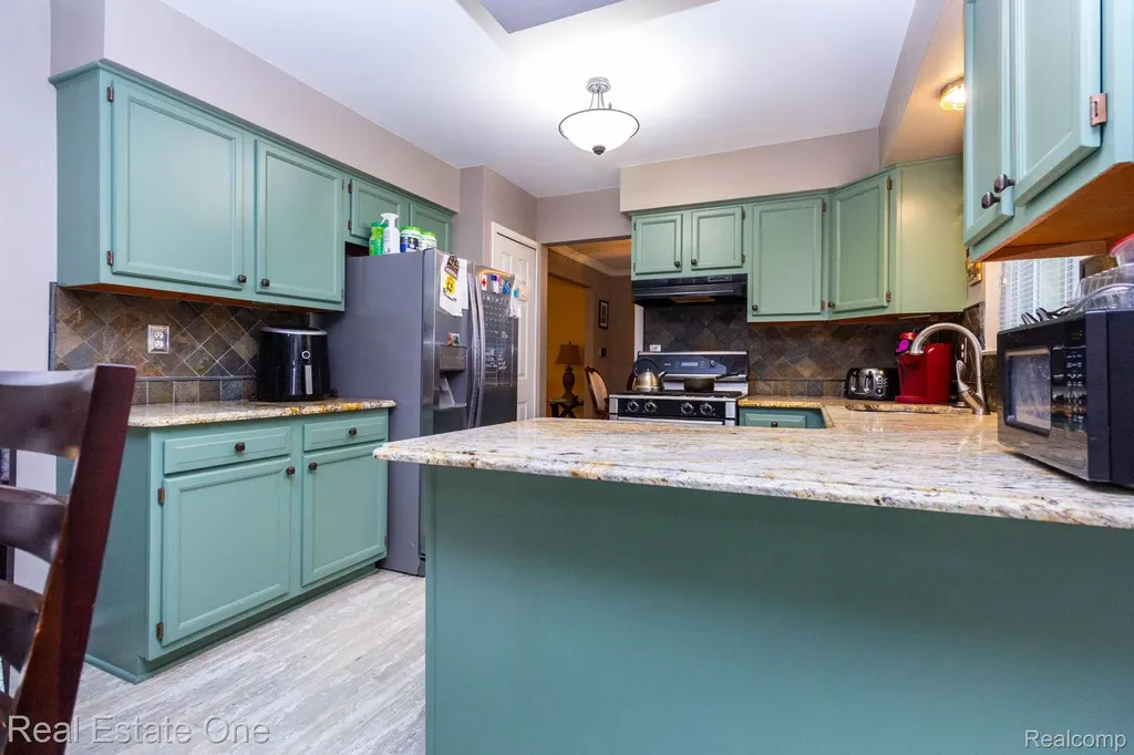 6011 Walker Drive Troy City MI 48085
