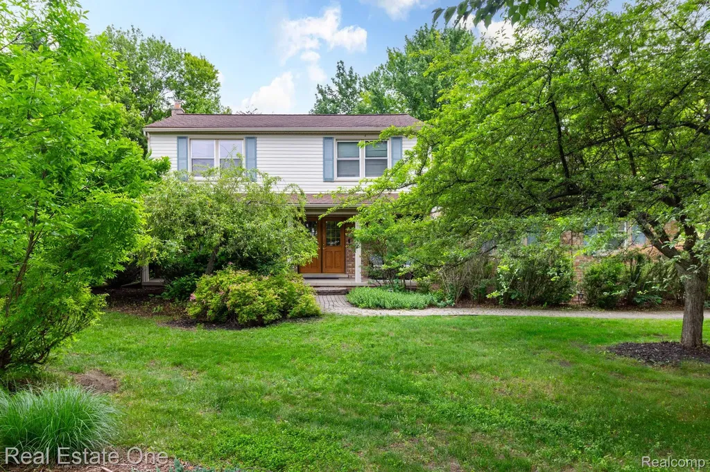 6011 Walker Drive Troy City MI 48085
