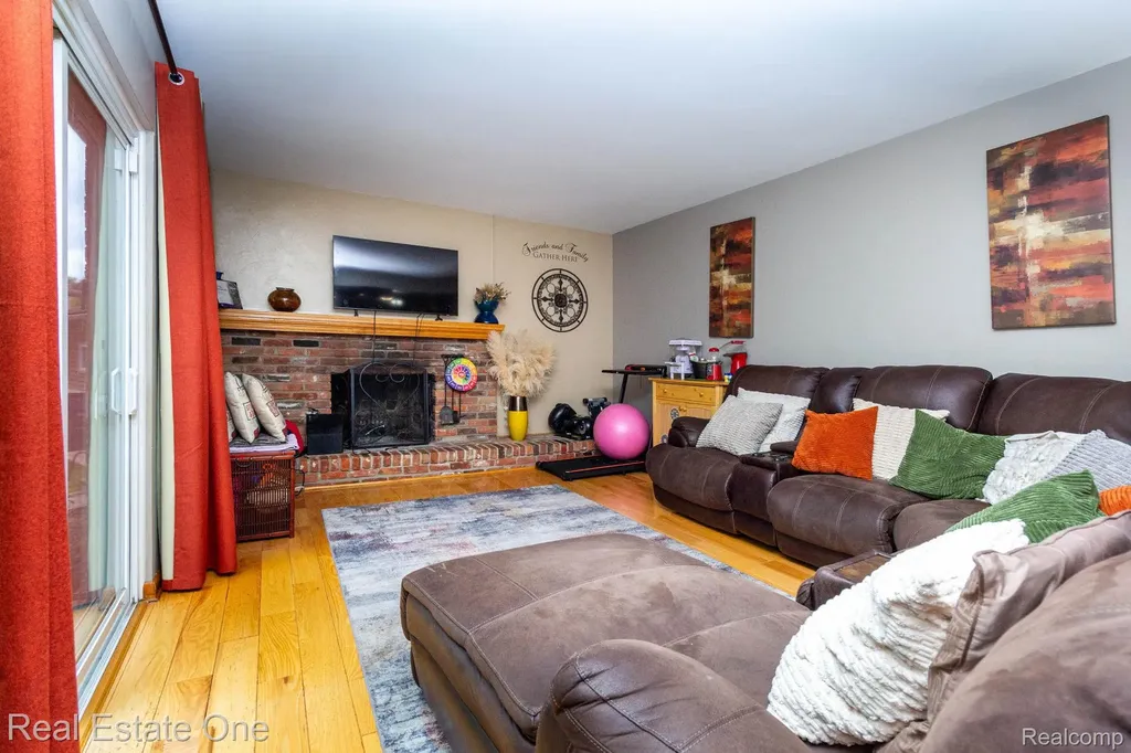 6011 Walker Drive Troy City MI 48085