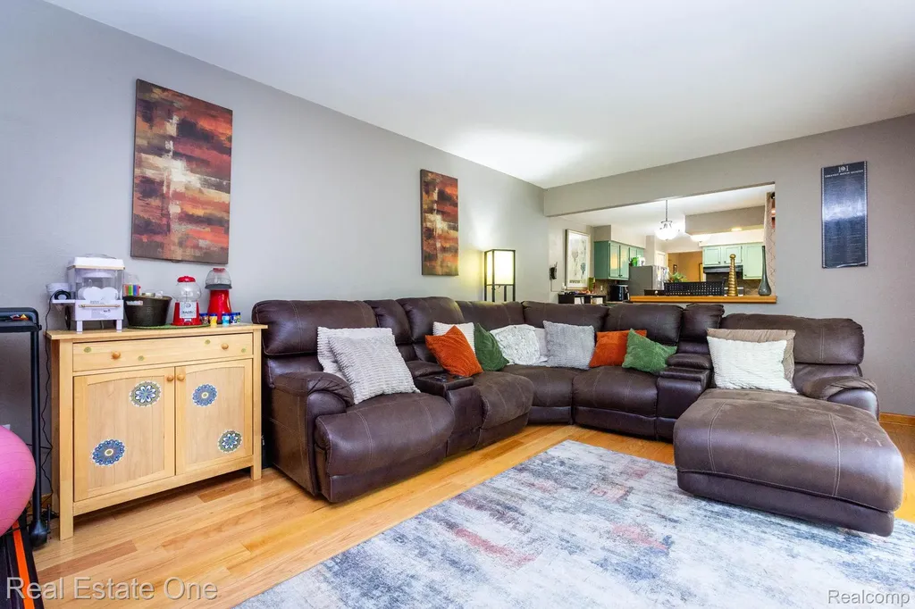 6011 Walker Drive Troy City MI 48085