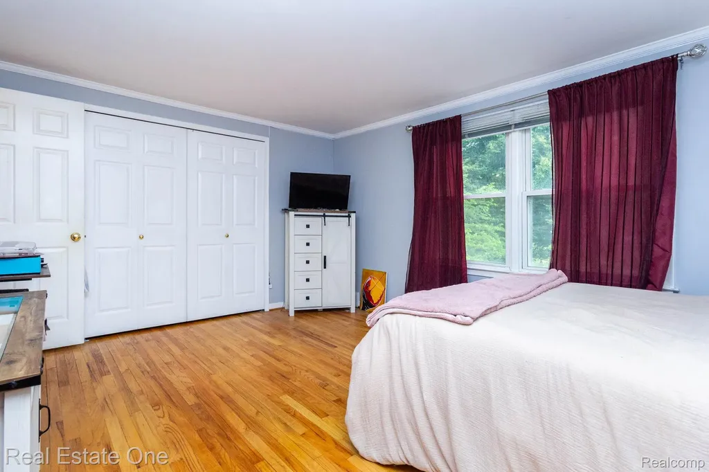 6011 Walker Drive Troy City MI 48085